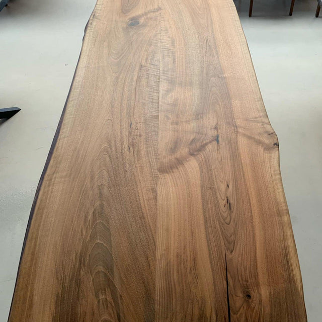 Plankebord i Europæisk Valnød med natur kant – 250 x 97 cm